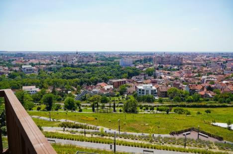 Cafeneaua cu panoramă de pe dealul Ciuperca din Oradea a fost redeschisă după aproape 8 ani. Grădina publică pare abandonată (FOTO)