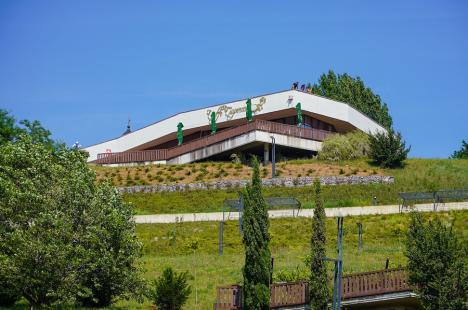 Cafeneaua cu panoramă de pe dealul Ciuperca din Oradea a fost redeschisă după aproape 8 ani. Grădina publică pare abandonată (FOTO)