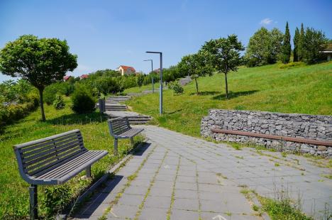 Cafeneaua cu panoramă de pe dealul Ciuperca din Oradea a fost redeschisă după aproape 8 ani. Grădina publică pare abandonată (FOTO)