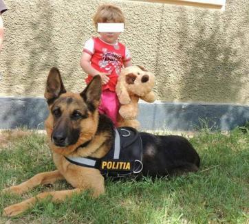 Câinele poliţist Gom şi criminalistul Florin Mitra s-au întors la fetiţa pe care au salvat-o în weekend cu un cadou: un „Gom” de pluş