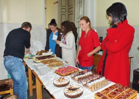 Săptămână dulce la FMF: Mediciniştii vând prăjituri pentru sărmanii judeţului (FOTO)