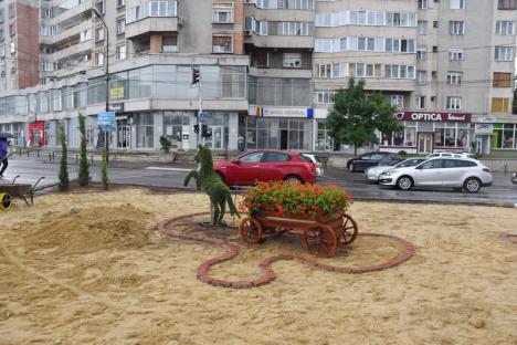 Faţa oraşului: O căruță cu flori e trasă de un căluț vegetal pe bulevardul Dacia (FOTO)