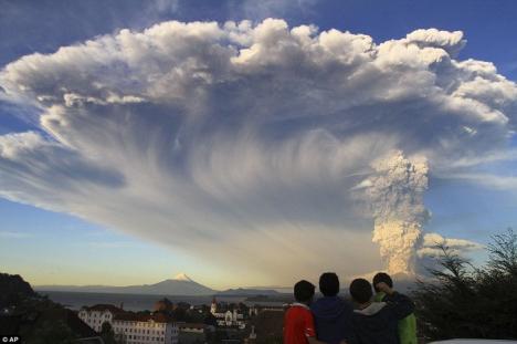 Imagini spectaculoase în Chile, după ce un vulcan a erupt prima oară în ultimii 50 de ani (FOTO)