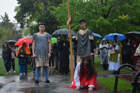 'Dumnezeu a plâns pentru Fiul Său!': Devoţiunea Calea Crucii din Parcul Olosig s-a ţinut pe ploaie (FOTO / VIDEO)