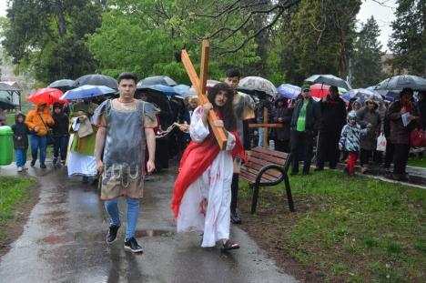 'Dumnezeu a plâns pentru Fiul Său!': Devoţiunea Calea Crucii din Parcul Olosig s-a ţinut pe ploaie (FOTO / VIDEO)