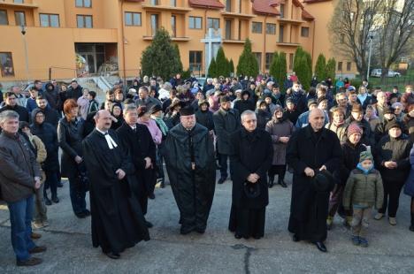 Circa 250 de orădeni au înfruntat frigul pentru a participa la Calea Crucii, organizată în parcul Olosig (FOTO)