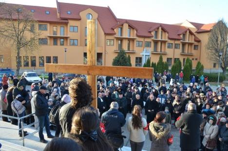 Circa 250 de orădeni au înfruntat frigul pentru a participa la Calea Crucii, organizată în parcul Olosig (FOTO)