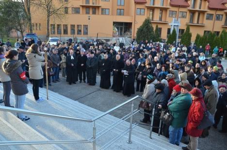 Circa 250 de orădeni au înfruntat frigul pentru a participa la Calea Crucii, organizată în parcul Olosig (FOTO)