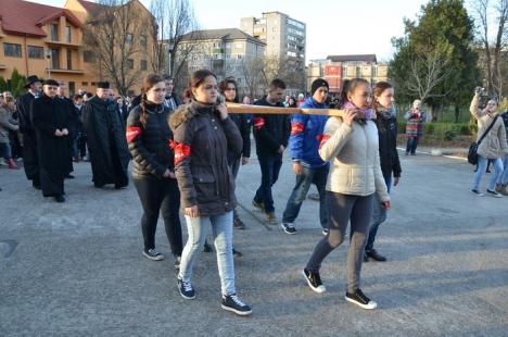 Circa 250 de orădeni au înfruntat frigul pentru a participa la Calea Crucii, organizată în parcul Olosig (FOTO)