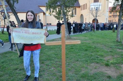 Circa 250 de orădeni au înfruntat frigul pentru a participa la Calea Crucii, organizată în parcul Olosig (FOTO)