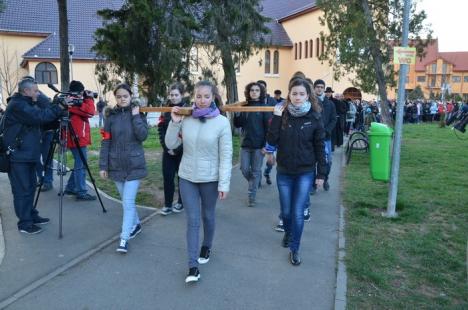 Circa 250 de orădeni au înfruntat frigul pentru a participa la Calea Crucii, organizată în parcul Olosig (FOTO)