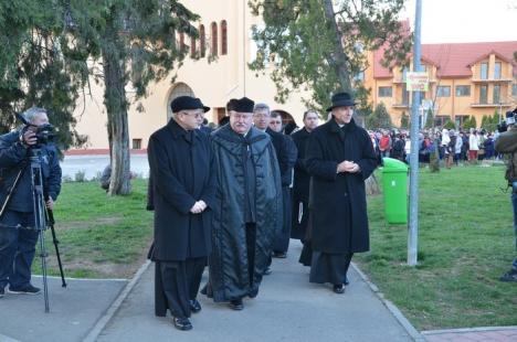 Circa 250 de orădeni au înfruntat frigul pentru a participa la Calea Crucii, organizată în parcul Olosig (FOTO)