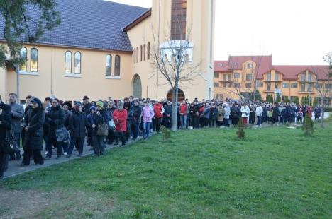 Circa 250 de orădeni au înfruntat frigul pentru a participa la Calea Crucii, organizată în parcul Olosig (FOTO)