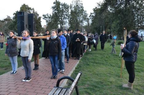 Circa 250 de orădeni au înfruntat frigul pentru a participa la Calea Crucii, organizată în parcul Olosig (FOTO)