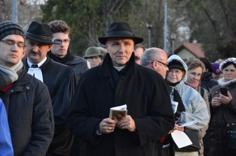 Circa 250 de orădeni au înfruntat frigul pentru a participa la Calea Crucii, organizată în parcul Olosig (FOTO)