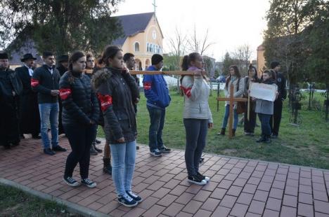 Circa 250 de orădeni au înfruntat frigul pentru a participa la Calea Crucii, organizată în parcul Olosig (FOTO)