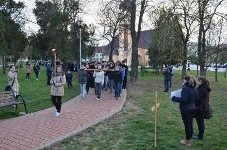 Circa 250 de orădeni au înfruntat frigul pentru a participa la Calea Crucii, organizată în parcul Olosig (FOTO)