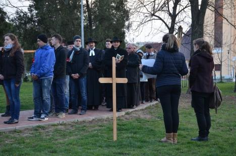 Circa 250 de orădeni au înfruntat frigul pentru a participa la Calea Crucii, organizată în parcul Olosig (FOTO)