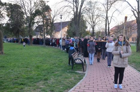 Circa 250 de orădeni au înfruntat frigul pentru a participa la Calea Crucii, organizată în parcul Olosig (FOTO)