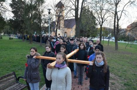 Circa 250 de orădeni au înfruntat frigul pentru a participa la Calea Crucii, organizată în parcul Olosig (FOTO)