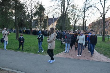 Circa 250 de orădeni au înfruntat frigul pentru a participa la Calea Crucii, organizată în parcul Olosig (FOTO)