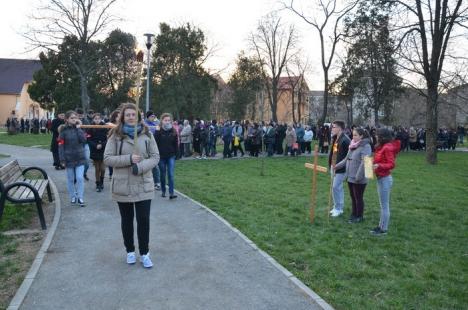 Circa 250 de orădeni au înfruntat frigul pentru a participa la Calea Crucii, organizată în parcul Olosig (FOTO)