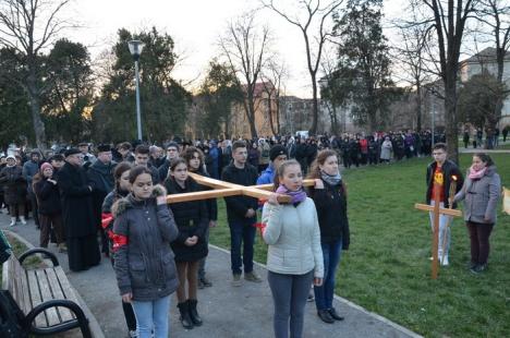 Circa 250 de orădeni au înfruntat frigul pentru a participa la Calea Crucii, organizată în parcul Olosig (FOTO)