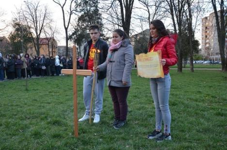 Circa 250 de orădeni au înfruntat frigul pentru a participa la Calea Crucii, organizată în parcul Olosig (FOTO)