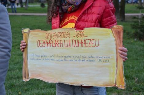 Circa 250 de orădeni au înfruntat frigul pentru a participa la Calea Crucii, organizată în parcul Olosig (FOTO)