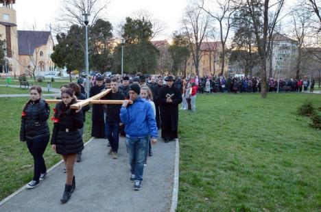 Circa 250 de orădeni au înfruntat frigul pentru a participa la Calea Crucii, organizată în parcul Olosig (FOTO)