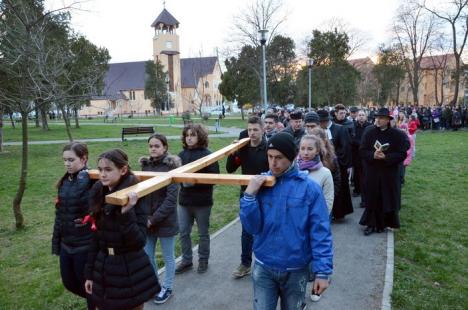 Circa 250 de orădeni au înfruntat frigul pentru a participa la Calea Crucii, organizată în parcul Olosig (FOTO)