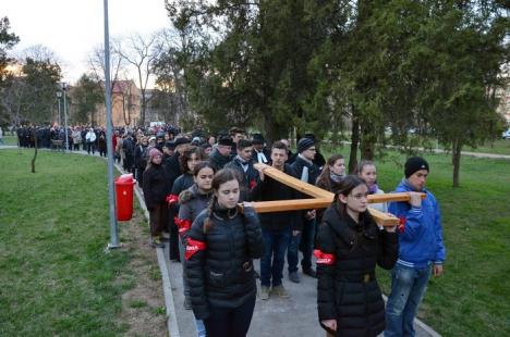 Circa 250 de orădeni au înfruntat frigul pentru a participa la Calea Crucii, organizată în parcul Olosig (FOTO)