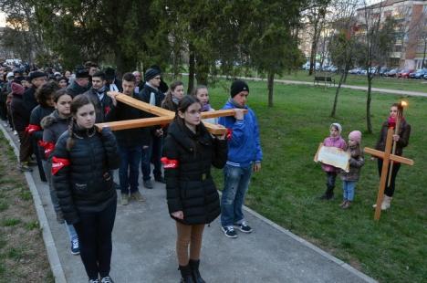 Circa 250 de orădeni au înfruntat frigul pentru a participa la Calea Crucii, organizată în parcul Olosig (FOTO)