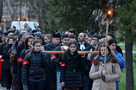 Circa 250 de orădeni au înfruntat frigul pentru a participa la Calea Crucii, organizată în parcul Olosig (FOTO)