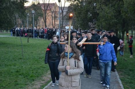 Circa 250 de orădeni au înfruntat frigul pentru a participa la Calea Crucii, organizată în parcul Olosig (FOTO)