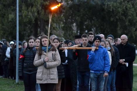 Circa 250 de orădeni au înfruntat frigul pentru a participa la Calea Crucii, organizată în parcul Olosig (FOTO)