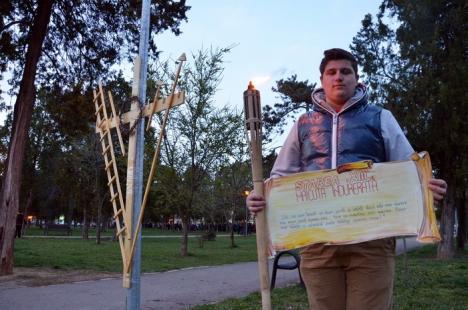 Circa 250 de orădeni au înfruntat frigul pentru a participa la Calea Crucii, organizată în parcul Olosig (FOTO)