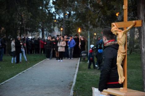 Circa 250 de orădeni au înfruntat frigul pentru a participa la Calea Crucii, organizată în parcul Olosig (FOTO)