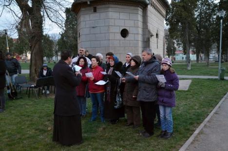 Circa 250 de orădeni au înfruntat frigul pentru a participa la Calea Crucii, organizată în parcul Olosig (FOTO)