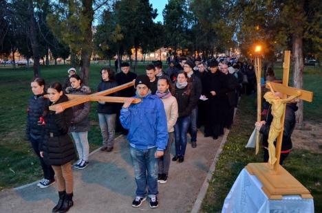 Circa 250 de orădeni au înfruntat frigul pentru a participa la Calea Crucii, organizată în parcul Olosig (FOTO)