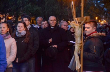 Circa 250 de orădeni au înfruntat frigul pentru a participa la Calea Crucii, organizată în parcul Olosig (FOTO)