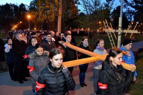 Circa 250 de orădeni au înfruntat frigul pentru a participa la Calea Crucii, organizată în parcul Olosig (FOTO)