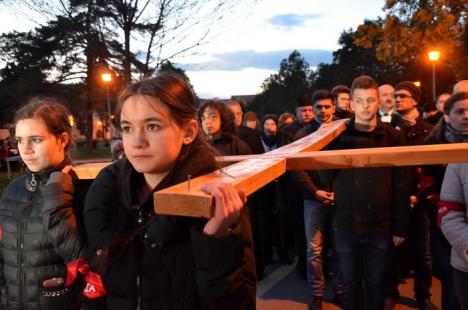 Circa 250 de orădeni au înfruntat frigul pentru a participa la Calea Crucii, organizată în parcul Olosig (FOTO)