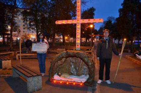 Circa 250 de orădeni au înfruntat frigul pentru a participa la Calea Crucii, organizată în parcul Olosig (FOTO)