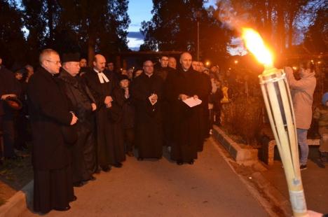 Circa 250 de orădeni au înfruntat frigul pentru a participa la Calea Crucii, organizată în parcul Olosig (FOTO)