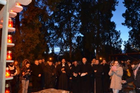 Circa 250 de orădeni au înfruntat frigul pentru a participa la Calea Crucii, organizată în parcul Olosig (FOTO)