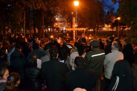 Circa 250 de orădeni au înfruntat frigul pentru a participa la Calea Crucii, organizată în parcul Olosig (FOTO)