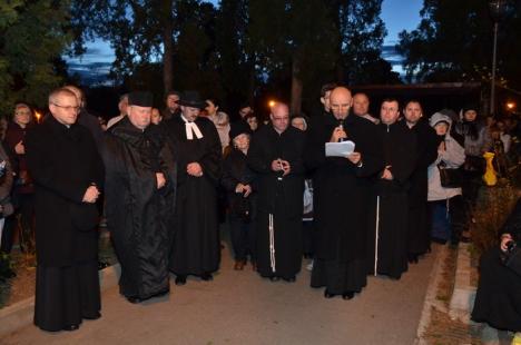 Circa 250 de orădeni au înfruntat frigul pentru a participa la Calea Crucii, organizată în parcul Olosig (FOTO)