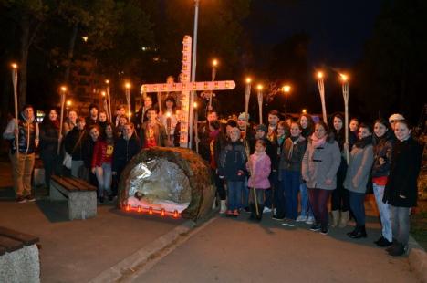 Circa 250 de orădeni au înfruntat frigul pentru a participa la Calea Crucii, organizată în parcul Olosig (FOTO)