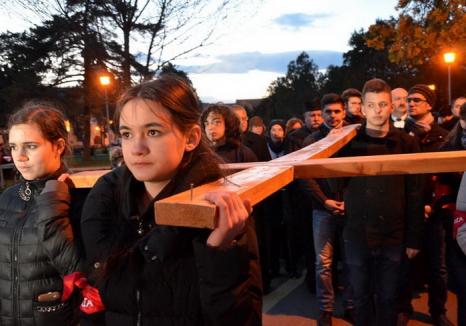 Circa 250 de orădeni au înfruntat frigul pentru a participa la Calea Crucii, organizată în parcul Olosig (FOTO)